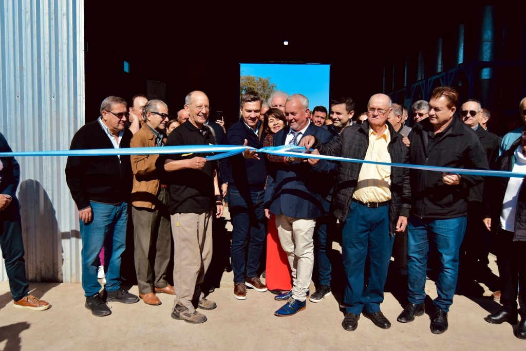 SÁENZ PEÑA: EL GOBERNADOR ZDERO ACOMPAÑÓ LA INAUGURACIÓN DE LA FÁBRICA DE ACEITES ESENCIALES DE PALO SANTO “HEFFNER OIL”