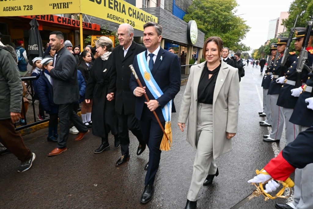 Llovizna y acto patrio: homenaje a Belgrano en Resistencia, pero la promesa escolar se reprograma por precaución