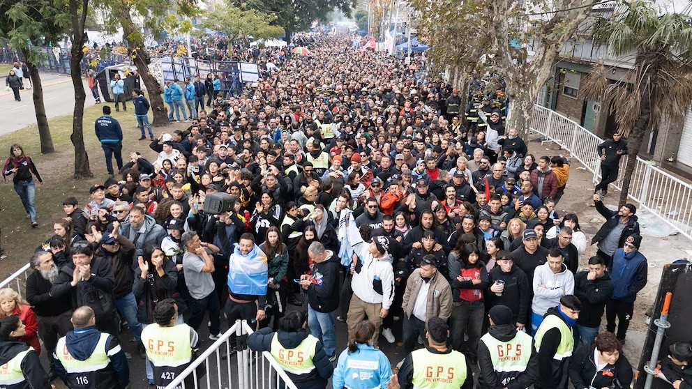 El adi&oacute;s a una leyenda: una movilizaci&oacute;n hist&oacute;rica que lleg&oacute; a tener 8 kil&oacute;metros de fila despide al Indio Solari