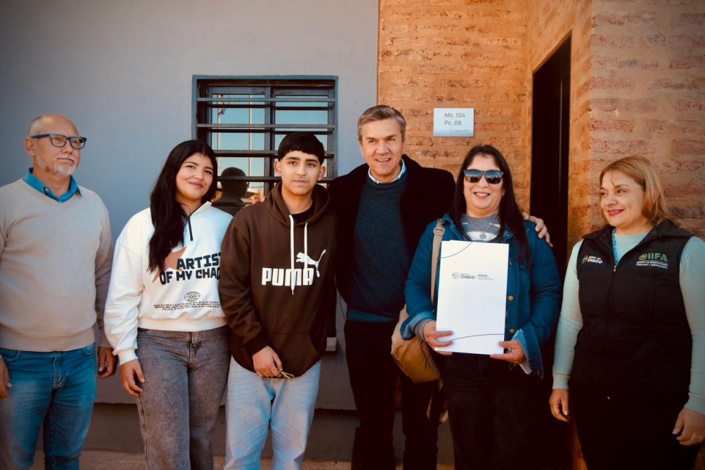 ACCESO A LA CASA PROPIA: EL GOBERNADOR ZDERO ENTREG&Oacute; VIVIENDAS EN LA CHACRA 214 DE RESISTENCIA