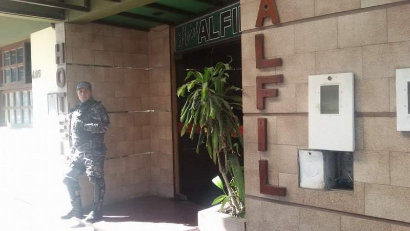 Hallaron a un hombre y una mujer muertos en el Hotel Alfil