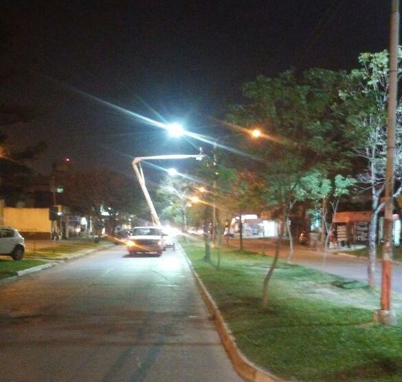 El municipio recambia luminarias de tecnología led en distintas zonas de la ciudad
