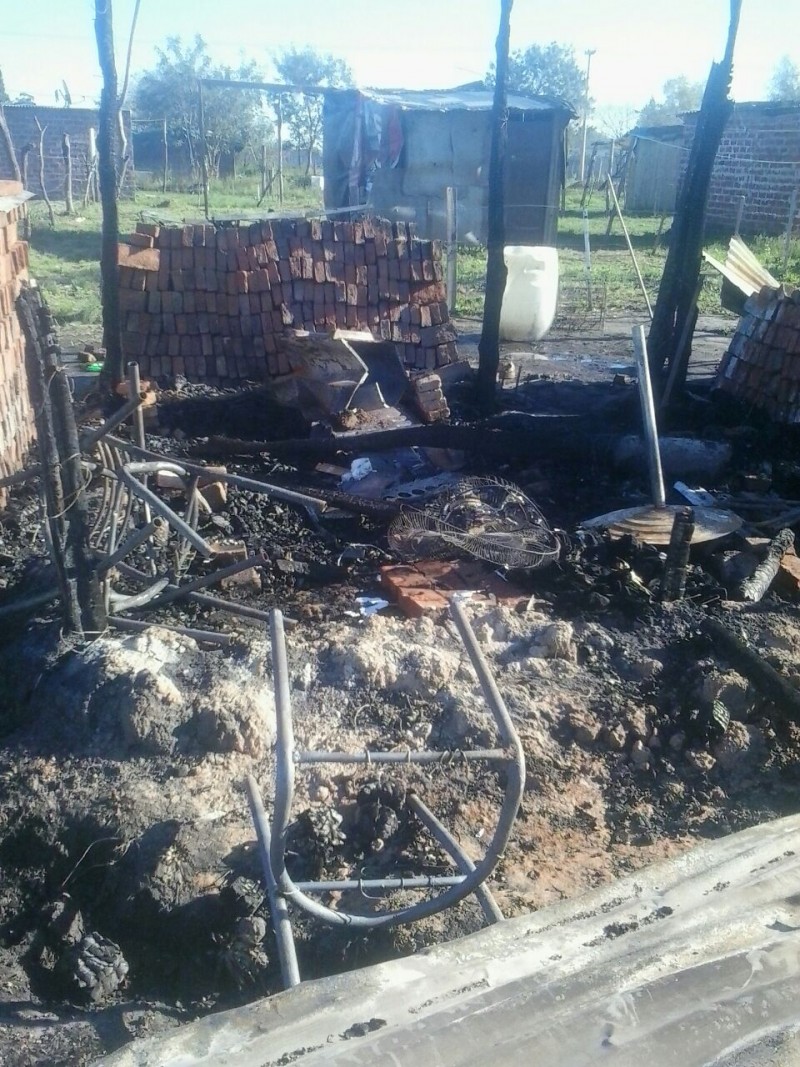 Cumplió con su amenaza y le incendió la casa a su ex – pareja, dejándola en la calle con 5 hijos.