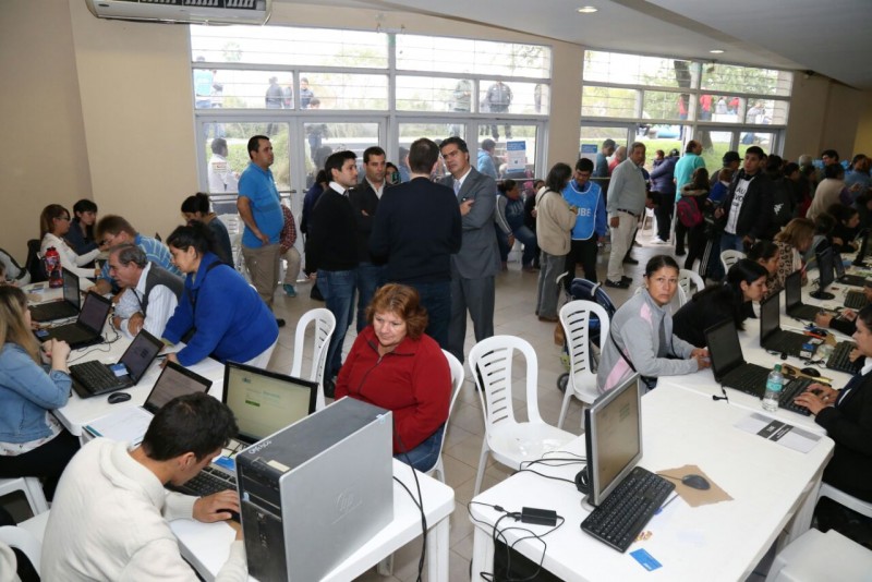 Continua la entrega de Tarjetas SUBE en el Domo del Centenario