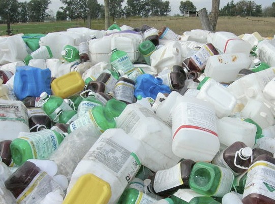 Ambiente insta a combatir la reutilización de envases de agroquímicos