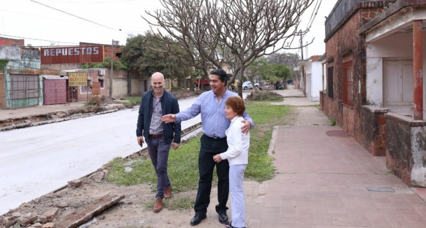 Capitanich supervisó las obras de pavimento urbano que se ejecutan en Villa San Juan