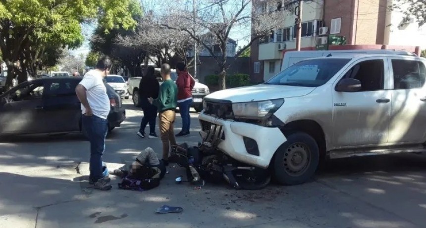 Resistencia: Chocaron una camioneta y una moto: una joven de 20 años terminó con fractura expuesta