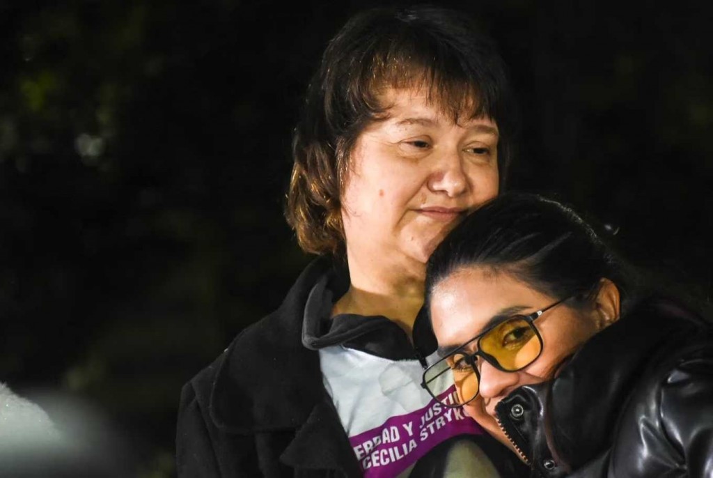 La mamá de Cecilia encabeza una concentración para recordarla a un mes de la desaparición