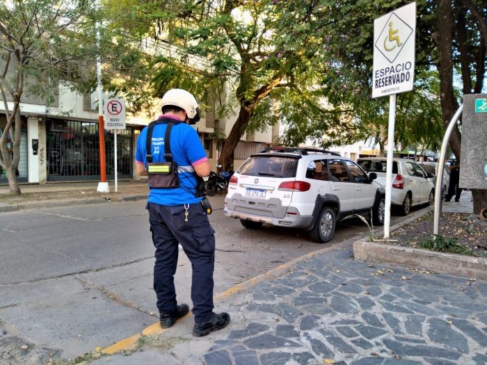 El Municipio de Resistencia pide a los vecinos no obstruir rampas para discapacitados, garajes, veredas y evitar estacionar mano izquierda