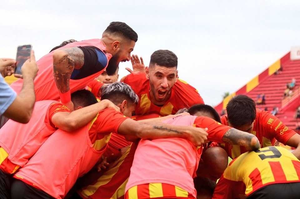 Sarmiento goleó a Sol de América y se afirmó como escolta de la Zona D