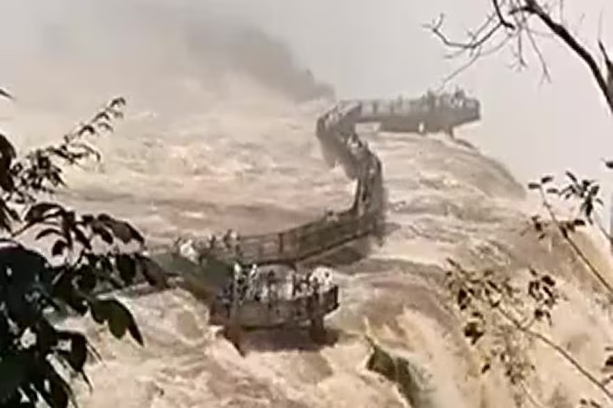 Cerraron la Garganta del Diablo en las Cataratas del Iguazú por una crecida “extraordinaria”