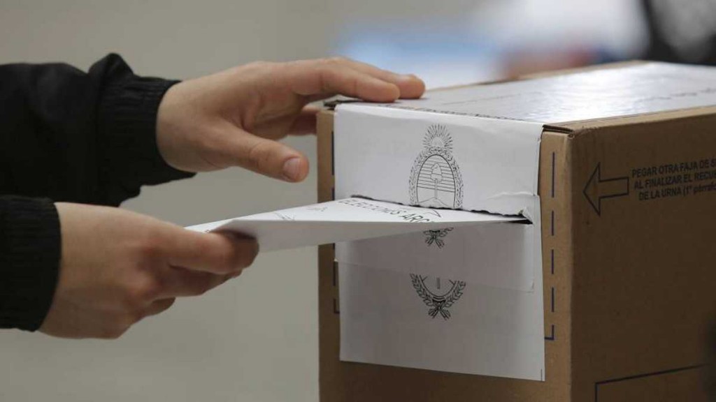 Los primeros cómputos dan ventaja a Pullaro en Unidos y a Lewandoski en el peronismo