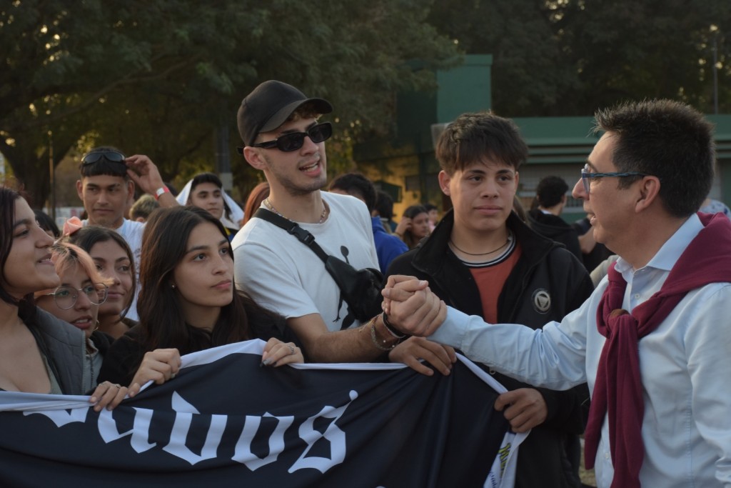  47 escuelas secundarias de Resistencia celebraron el Dia del Amigo con la Pre Estudiantina