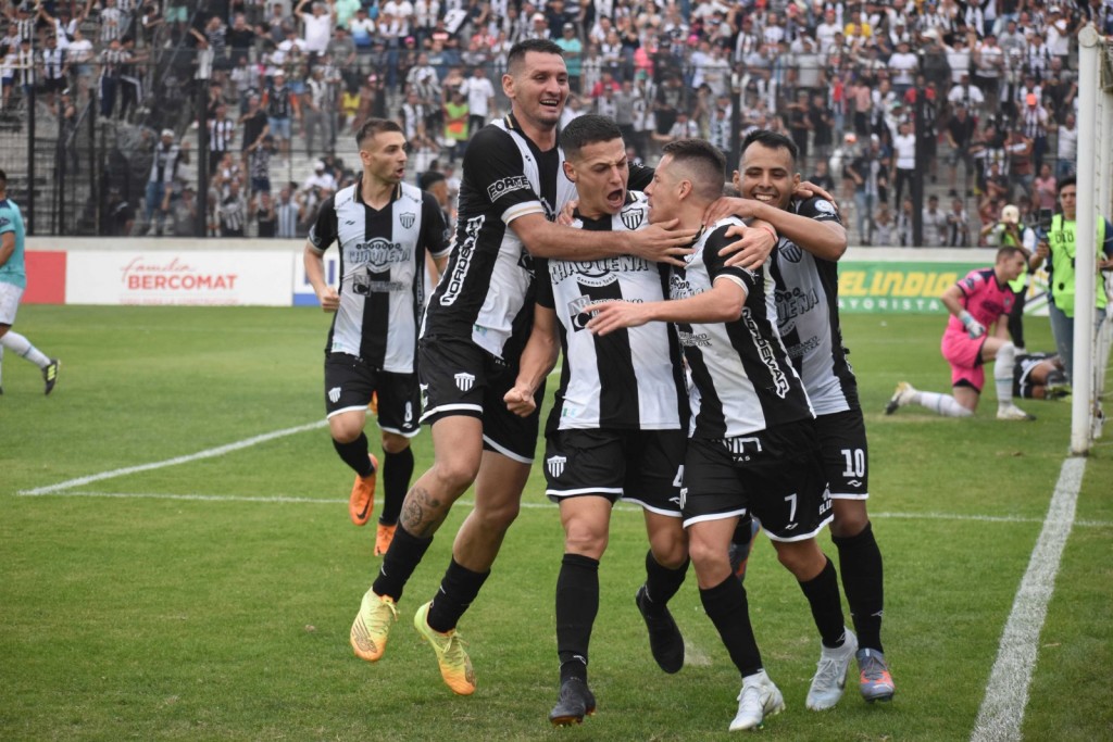 For Ever mereció más pero no pasó del empate ante Tristán Suárez