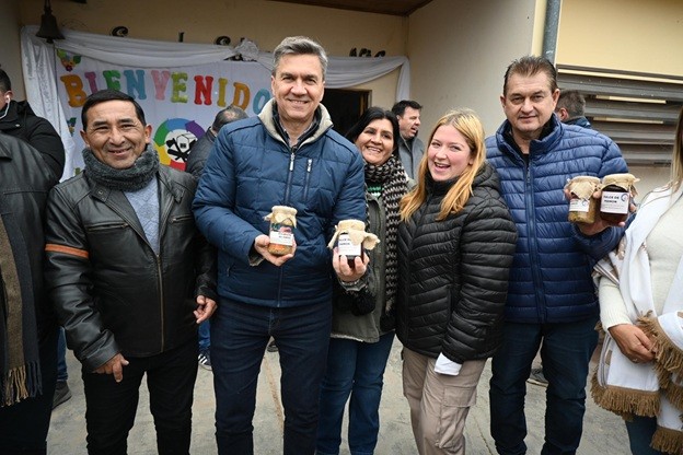 EL SAUZALITO: EL GOBERNADOR ZDERO ENTREGÓ ELEMENTOS EDUCATIVOS A LA ESCUELA AGROPECUARIA N° 6