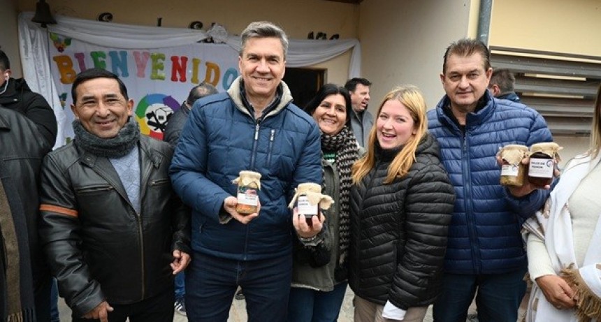 EL SAUZALITO: EL GOBERNADOR ZDERO ENTREGÓ ELEMENTOS EDUCATIVOS A LA ESCUELA AGROPECUARIA N° 6