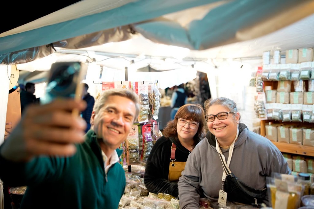 EL GOBERNADOR ZDERO COMPARTI&Oacute; OTRA NOCHE DE BIENAL CON EMPRENDEDORES, TURISTAS Y LAS FAMILIAS