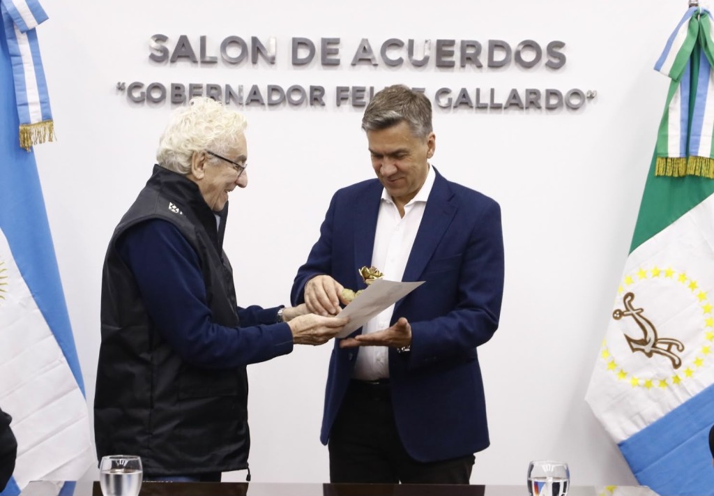 BIENAL 2026: ZDERO RECIBI&Oacute; A JUAN CARLOS PALLAROLS, QUIEN DON&Oacute; LA &ldquo;ROSA DE LA PAZ&rdquo; PARA IMPULSAR LA RESTAURACI&Oacute;N DE BOSQUES NATIVOS