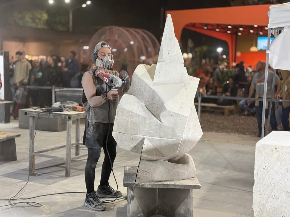&Uacute;LTIMAS HORAS DE TRABAJO EN LA BIENAL: LOS ESCULTORES DAN LOS TOQUES FINALES ANTES DE LA GRAN REVELACI&Oacute;N