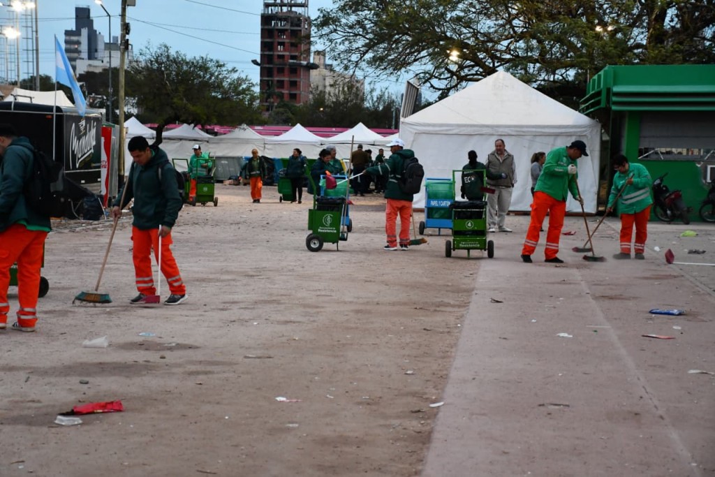 A LIMPIAR LA BIENAL: 500 MUNICIPALES PUSIERON EN CONDICIONES LA ZONA DONDE CANT&Oacute; ABEL PINTOS