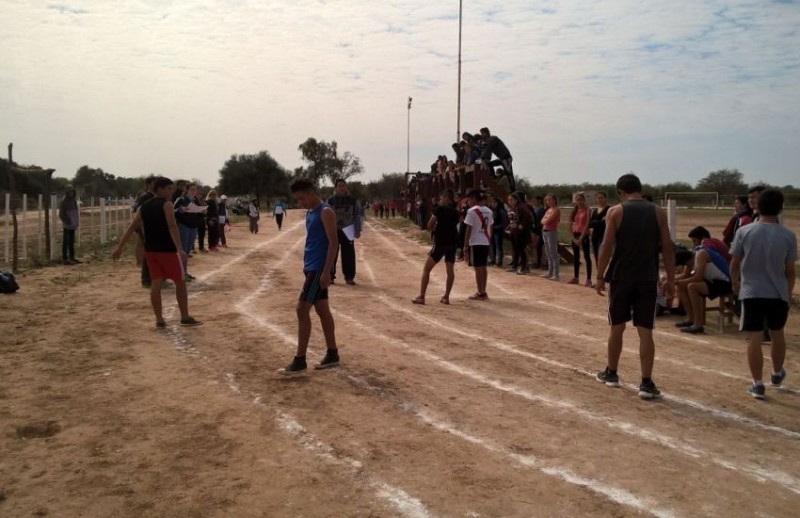 Continúan los regionales de atletismo de los juegos escolares evita