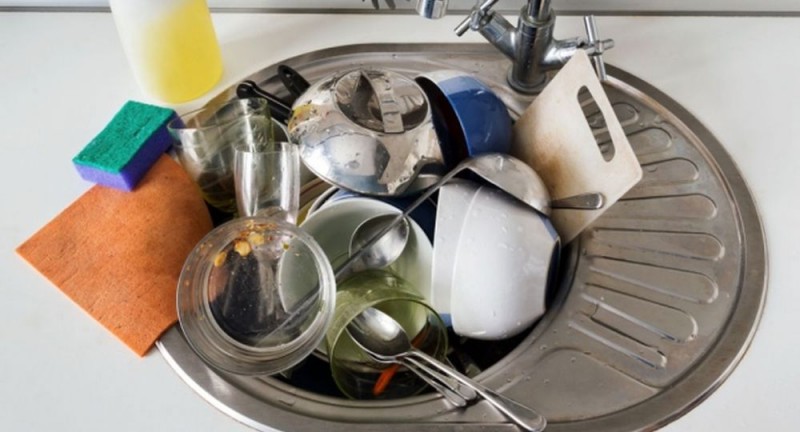 La esponja de cocina, un nuevo enemigo: tiene tantas bacterias como un inodoro