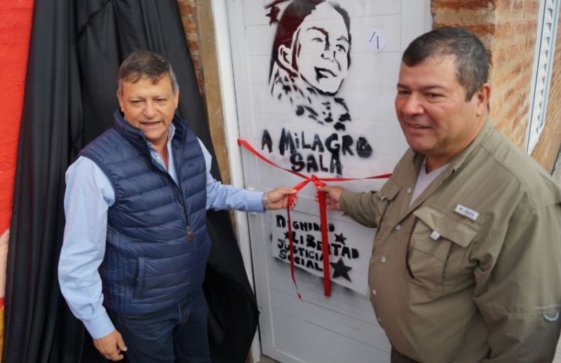 Peppo habilitó un anexo educativo y entregó viviendas en el barrio emerenciado sena