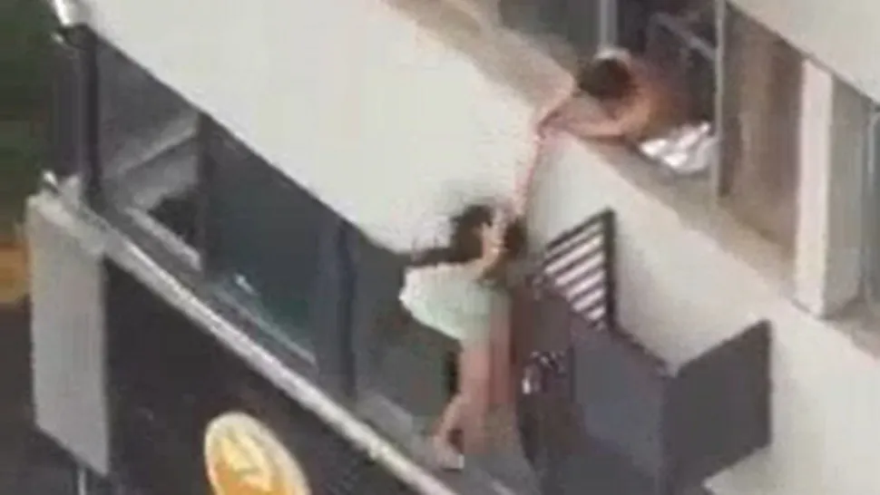 Una mujer saltó de un edificio luego de encontrar a su esposo siéndole infiel con otra