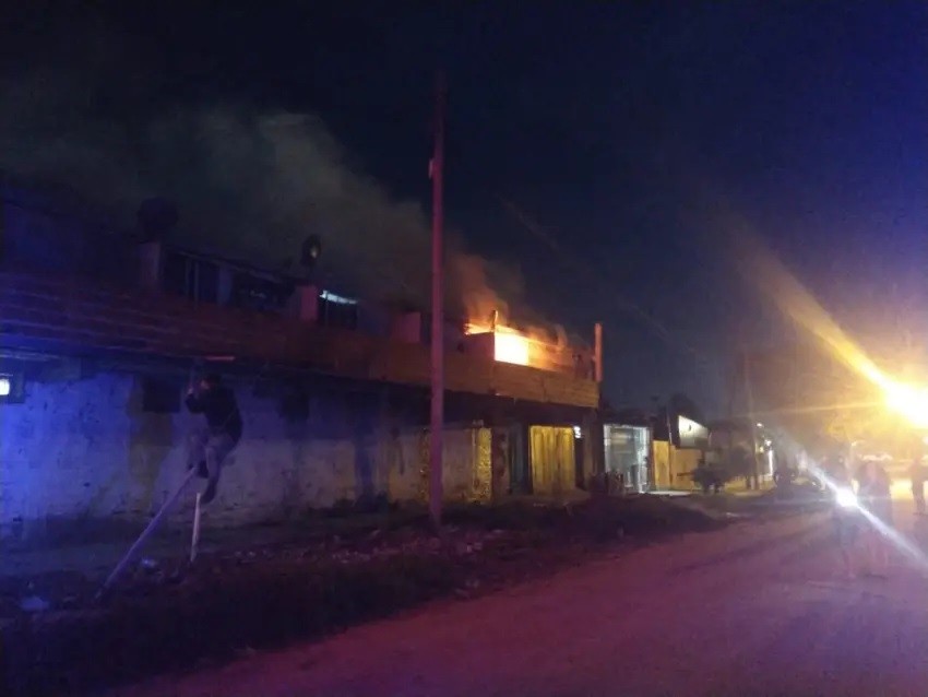Se incendiaron departamentos de un edificio de Av. Alvear: un niño, su madre y un hombre fueron hospitalizados