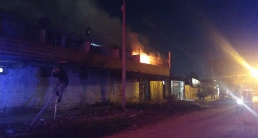 Se incendiaron departamentos de un edificio de Av. Alvear: un niño, su madre y un hombre fueron hospitalizados