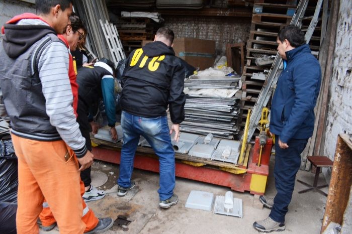 Resistencia: Secuestraron cables, elementos de alumbrado público y de cementerio en una chacarita en Alvear al 1454