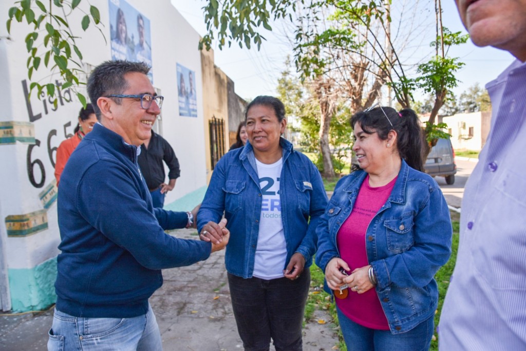 Gustavo en Villa Berthet: “Tenemos la voluntad de terminar con los privilegios, quitar a los intermediarios y poner en el centro de la escena la alimentación, la salud, la seguridad y la educación”