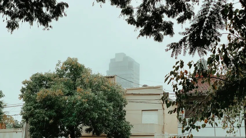 Neblina y leve llovizna a la mañana reducen la visibilidad en Resistencia: cómo estará el tiempo