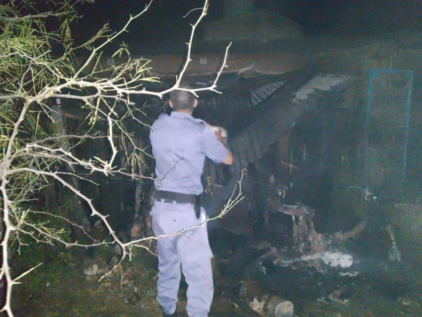  Junto a los vecinos, sofocaron el incendio de una vivienda precaria