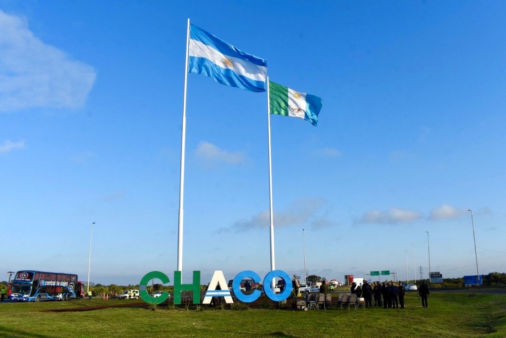 Zdero encabezó el 74° aniversario de la provincialización del Chaco y habilitó mástiles en el acceso a la provincia