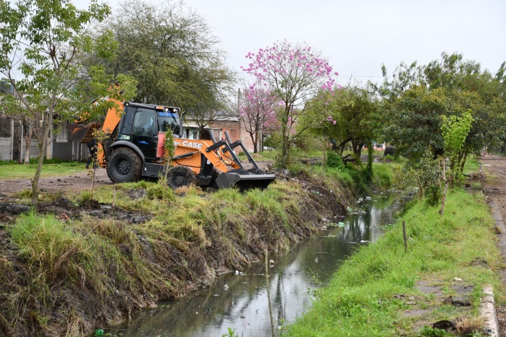 EL MUNICIPIO REALIZ&Oacute; UN OPERATIVO DE LIMPIEZA EN EL CANAL QUIJANO 