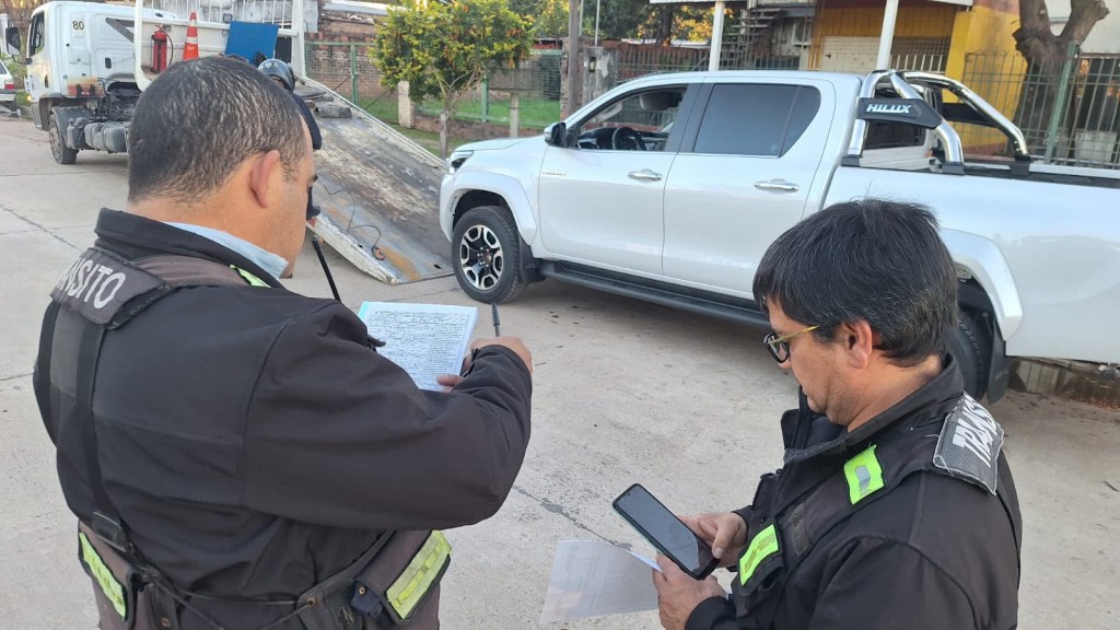 RESISTENCIA: SECUESTRARON UNA CAMIONETA POR ARROJAR RESIDUOS EN LA V&Iacute;A P&Uacute;BLICA