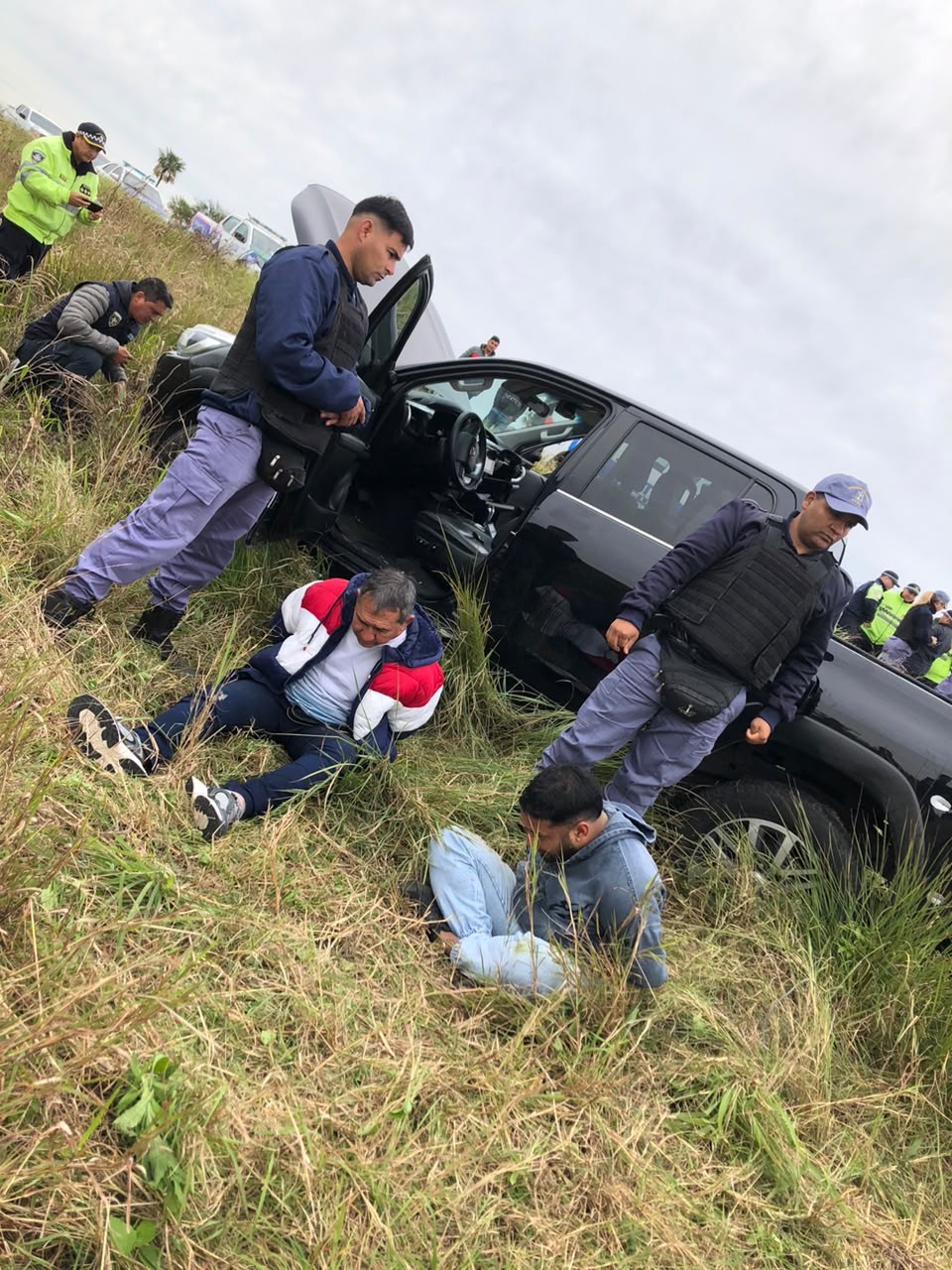 Video: persecuci&oacute;n policial de pel&iacute;cula y disparos en plena Ruta 11 por dos camionetas robadas en Chaco