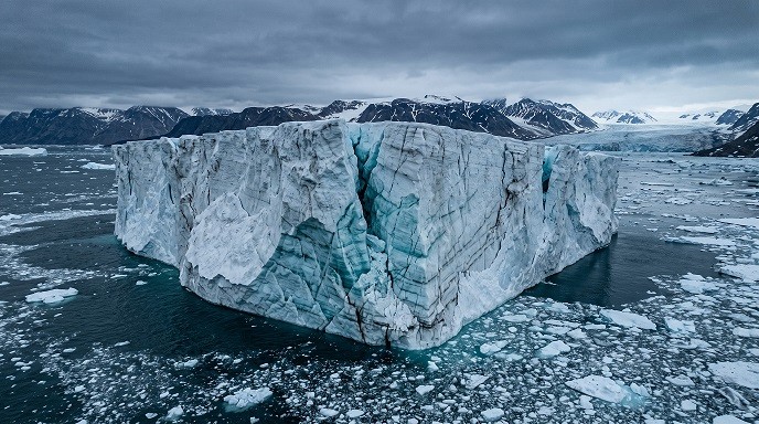 Un bloque de hielo del tama&ntilde;o de Manhattan se desprendi&oacute; de un glaciar en Groenlandia y amenaza con elevar el nivel del mar