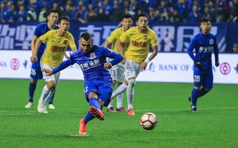 Técnico de Tevez en China: “Tiene sobrepeso, por ahora no va a jugar”
