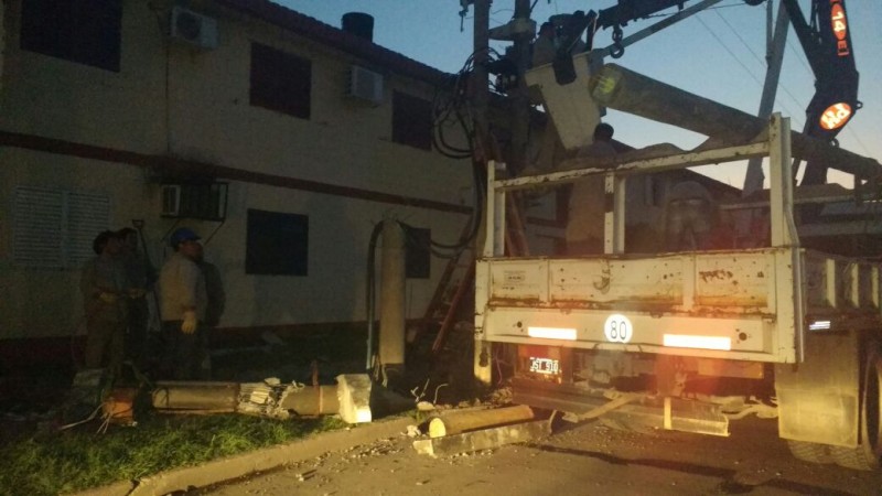 BARRIO ESPAÑA, UN COLECTIVO CHOCÓ Y DERRUMBÓ UNA ESTRUCTURA Y UN TRANSFORMADOR DE SECHEEP