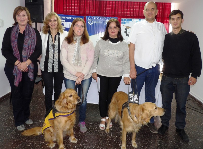 Comerciantes se informaron sobre normativa vigente de perros guías