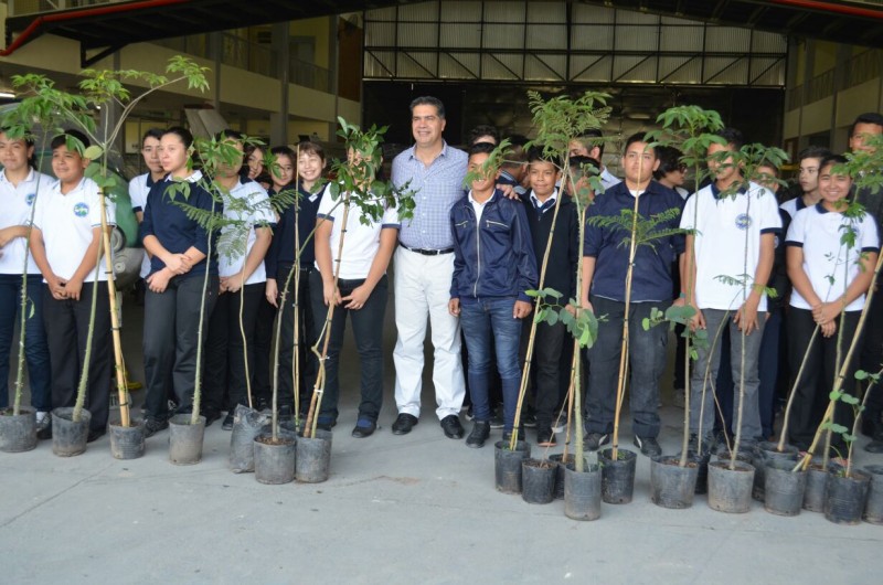 Forestación urbana: Se entregaron 100 árboles a los estudiantes de la Escuela Técnica Aeronáutica Nº 32  
