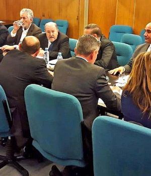 Los gobernadores del PJ insisten en ser convocados por Macri