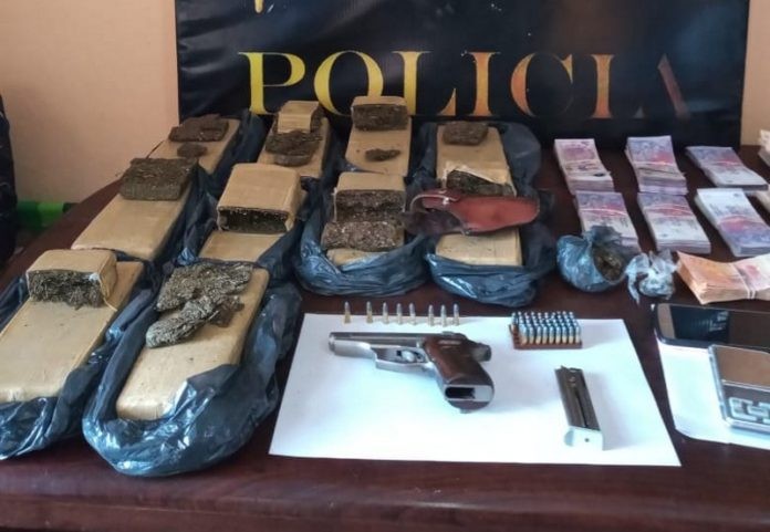 Consumos Problemáticos: secuestran 13 kilos de droga, armas y $800.000