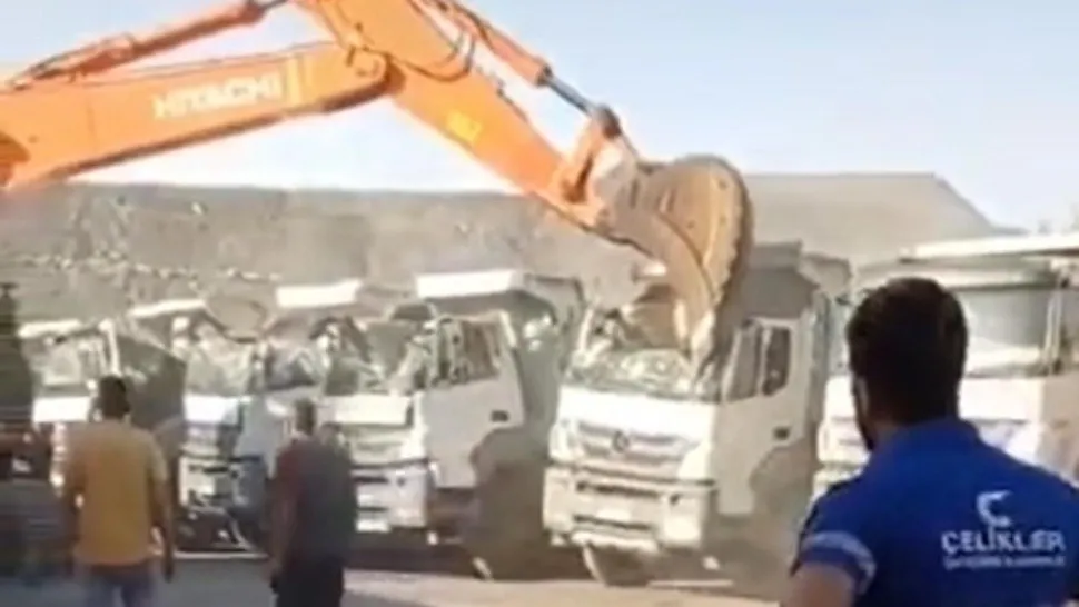 Su jefe no le pagó el sueldo y se vengó de la peor manera: así aplastó cinco camiones con una excavadora