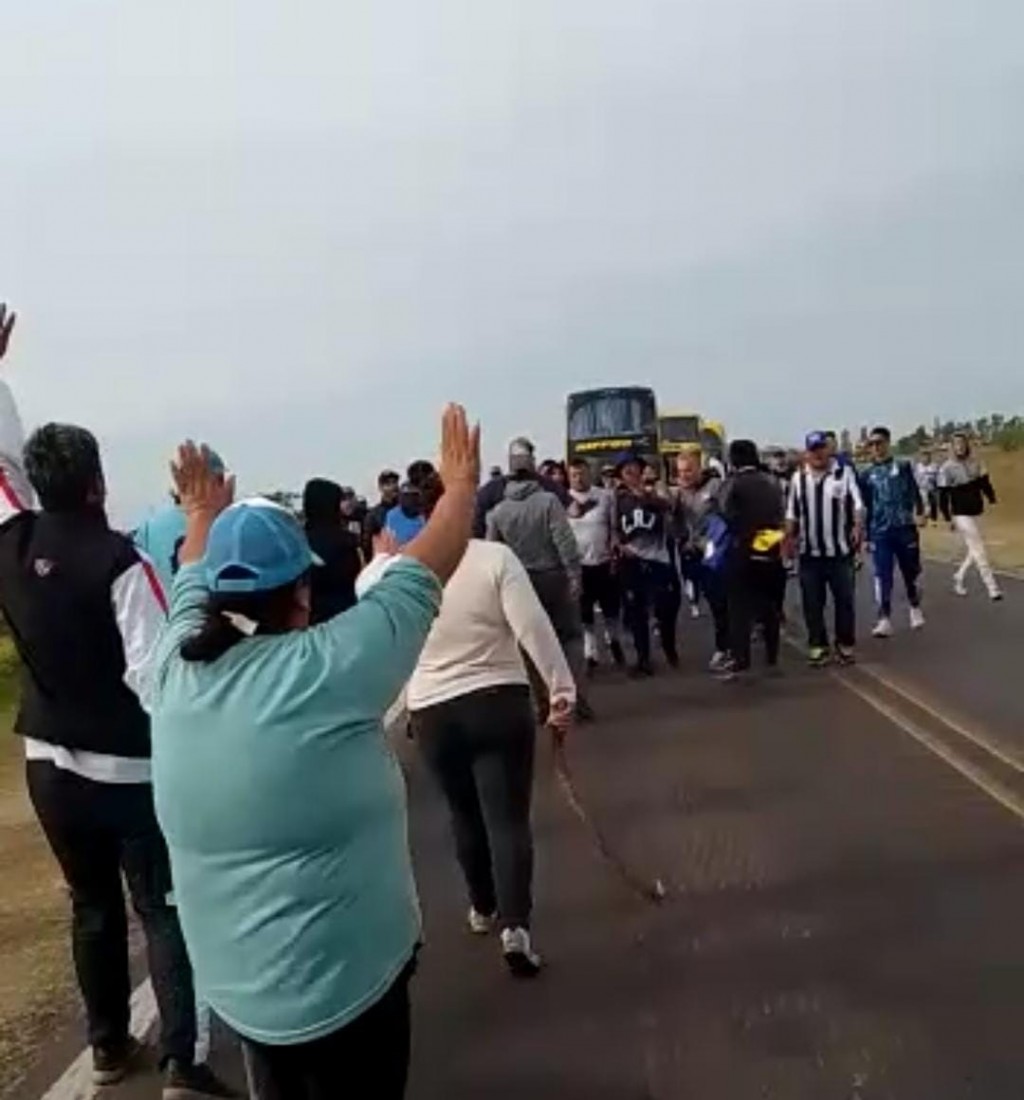VIDEO: Hinchas de Talleres que venían al Chaco “despejaron” un piquete