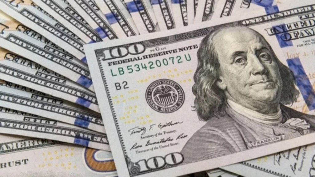 Dólar: el mayorista cotiza a $146,83 y el blue se vende a $290