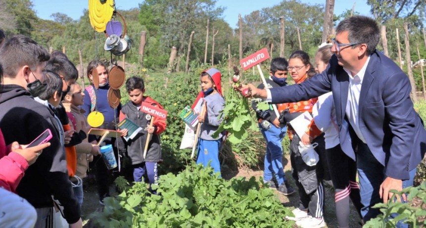 Resistencia: Junto a estudiantes de la Escuela 700, Gustavo Martínez recorrió el vivero municipal 