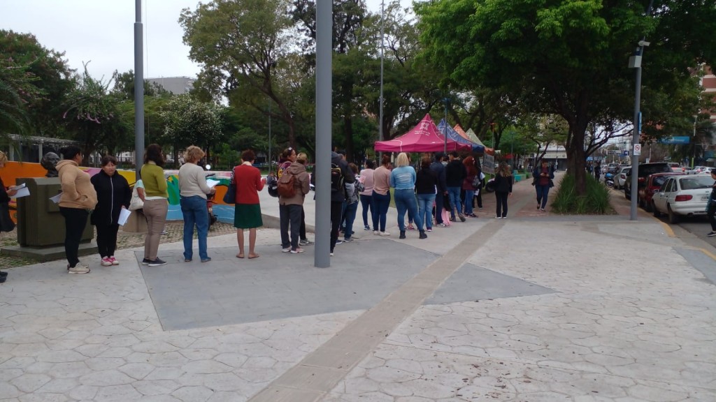 Día de la Lucha Contra el Cancer de Tiroides: la Municipalidad de Resistencia acompañó una jornada para la detección temprana de esta enfermedad en la Plaza 25 de Mayo